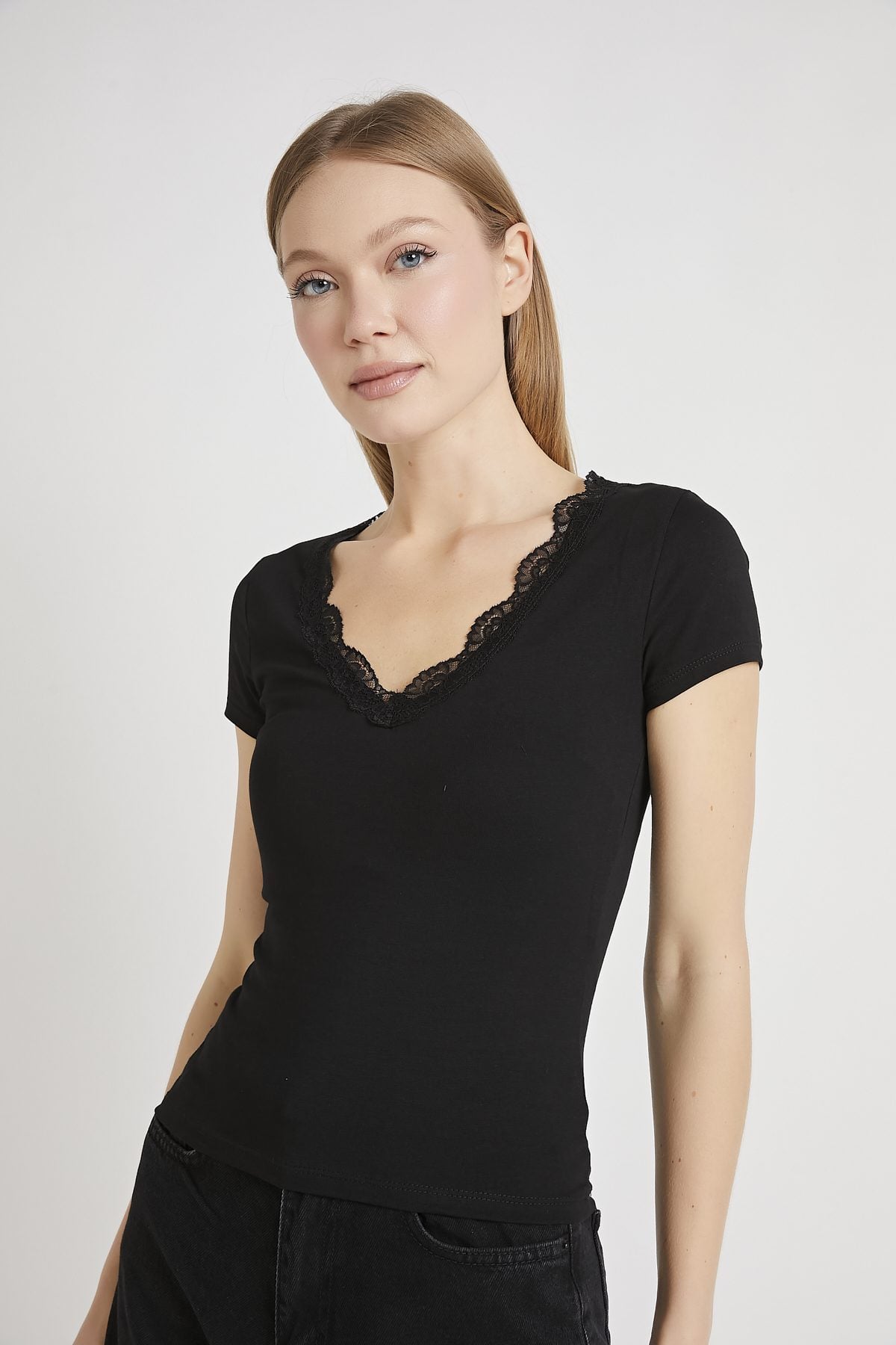 Lace Detail V-Neck T-Shirt 6